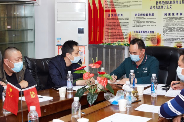 图中左2为南宁市公安局治安警察支队赖崇军副支队长，左1为葛勇峰大队长，他们认真听取会议在座人员的意见.jpg