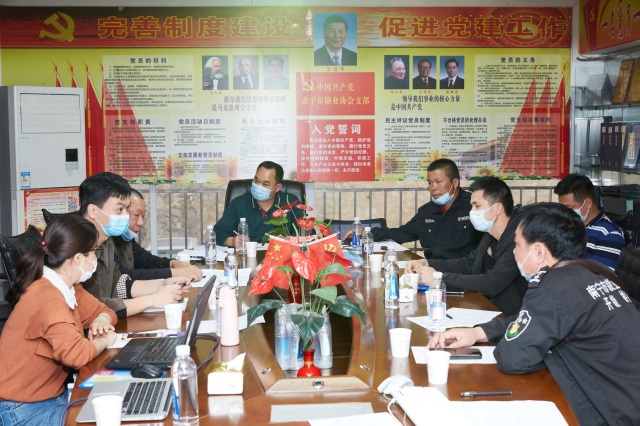 图中左2为南宁市公安局治安警察支队陈佳教导员，他非常耐心细致地给大家作指导和解释.jpg